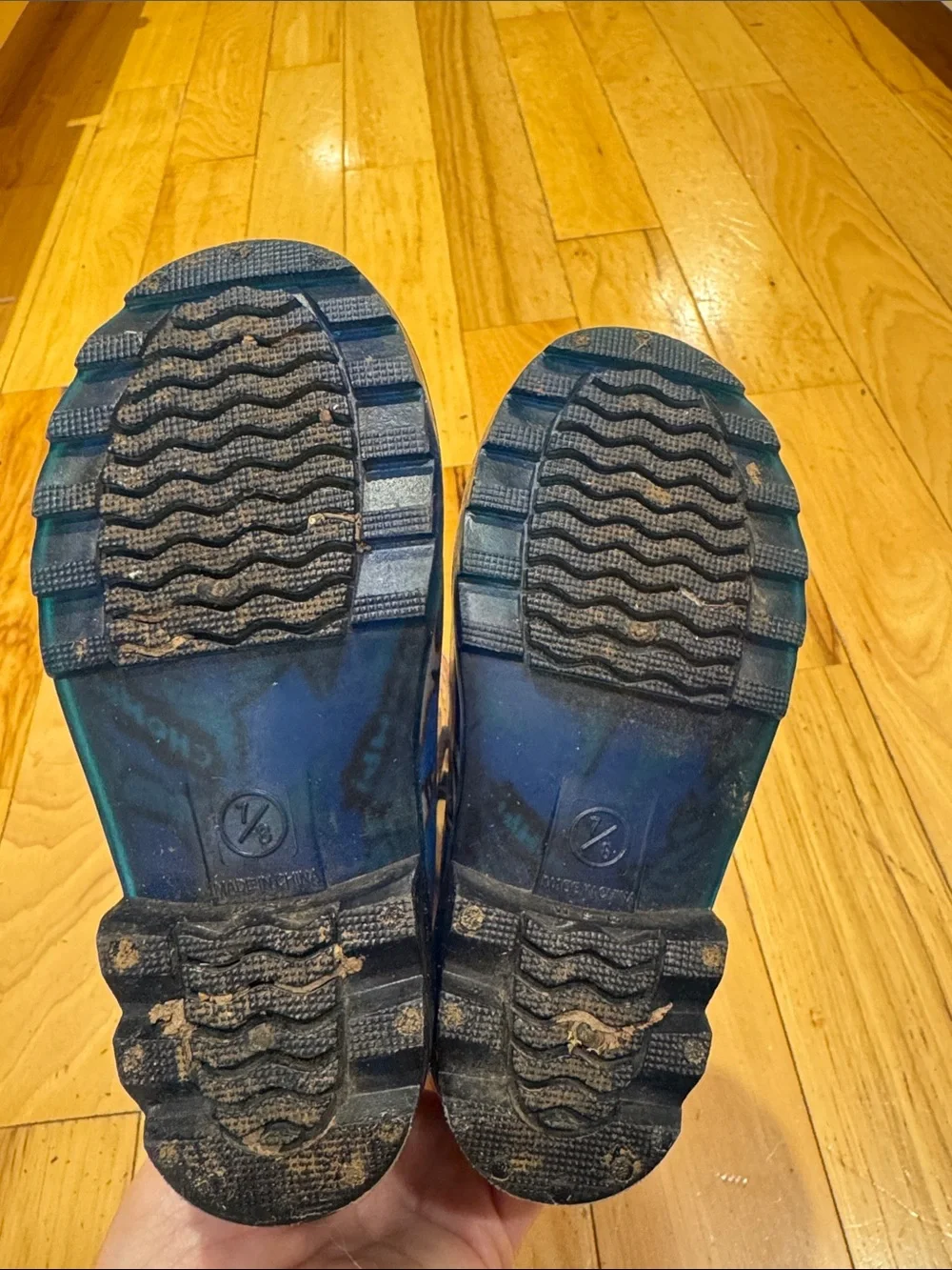 Children's Blue size 7/8 Light up Shark-Print Rain Boots with Easy Pull Handles